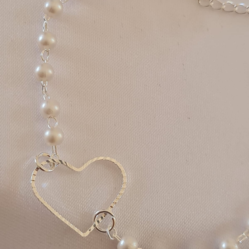 Pulseira Coração Delicado com Pérolas - Banhada em Prata