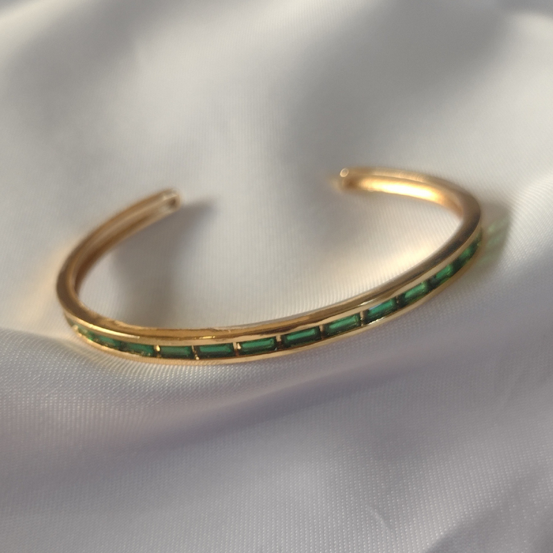 Bracelete com Arco com pedra na cor Esmeralda Banhado no Ouro 18K