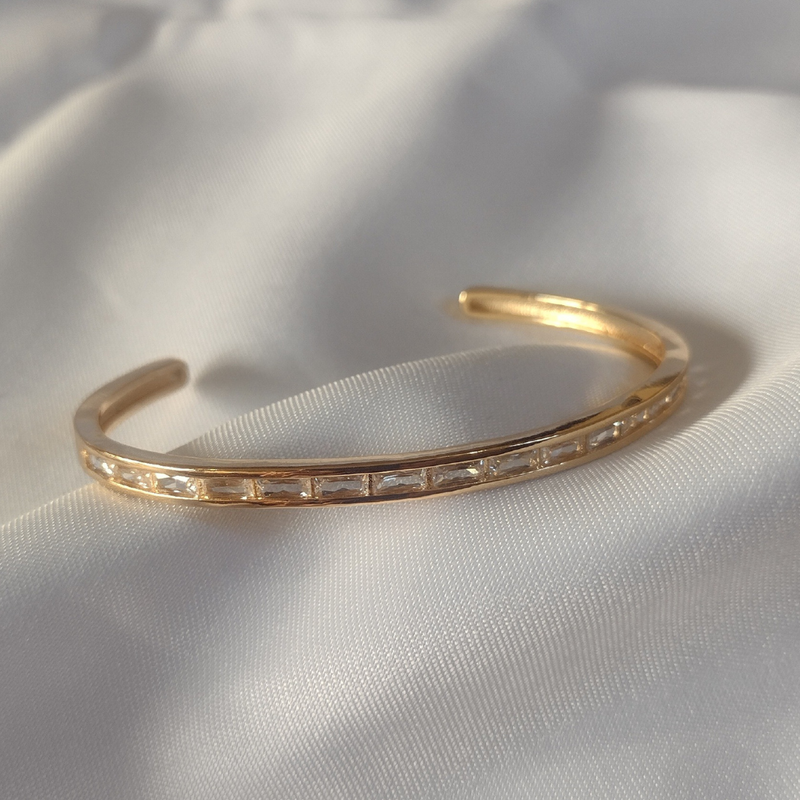 Bracelete com Arco com pedra na cor Cristal Banhado no Ouro 18K