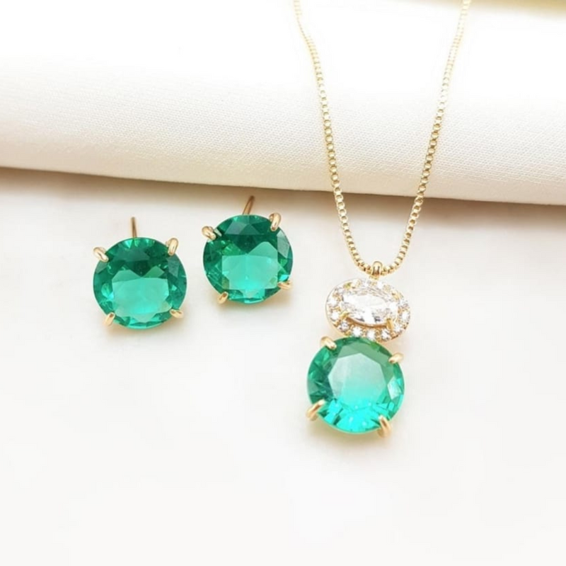 Conjunto Clássico Banhado a Ouro 18K com Pedra Verde e Detalhes de Zircônia