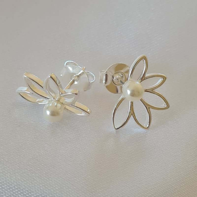 Brinco Flor com Pérola - Banhado a Prata