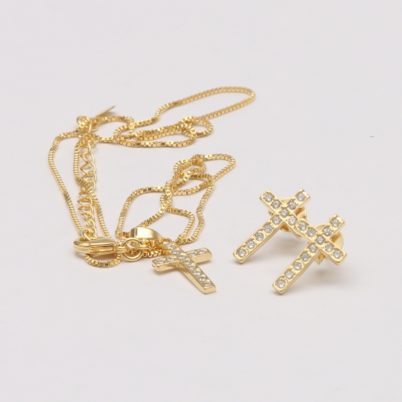 Conjunto Cruz Colar e Brincos Cravejados com Zircônias na cor Cristal Banhado a Ouro 18k