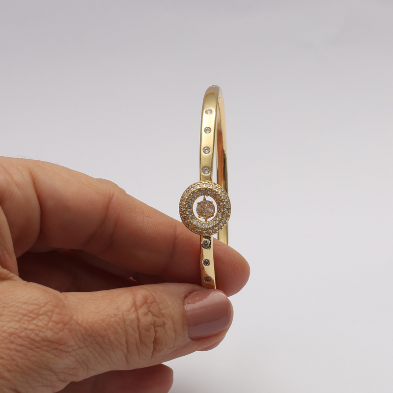 Bracelete Círculo de Luz com Zircônias e Ponto Central Móvel Banhado no Ouro 18K