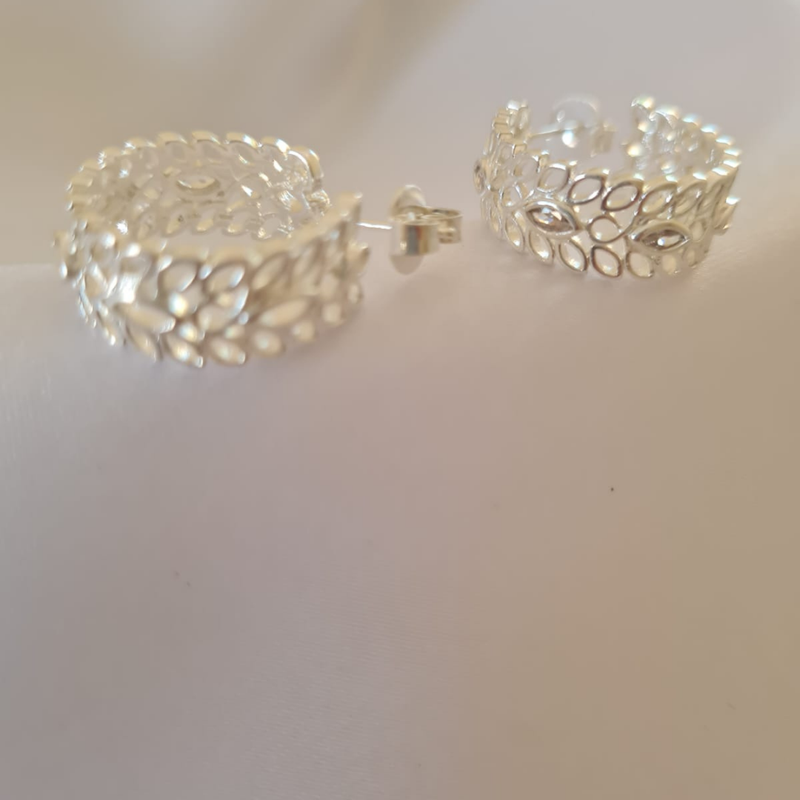 Brinco Meia Argola Mini-folhas Banho em Prata