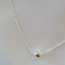 Colar com esfera central polida banhada em Prata