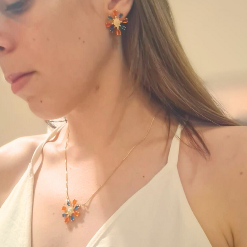 Conjunto Floral Banhado a Ouro com Pedras Laranja e Azuis
