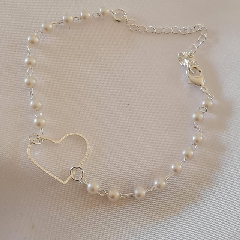 Pulseira Coração Delicado com Pérolas - Banhada em Prata
