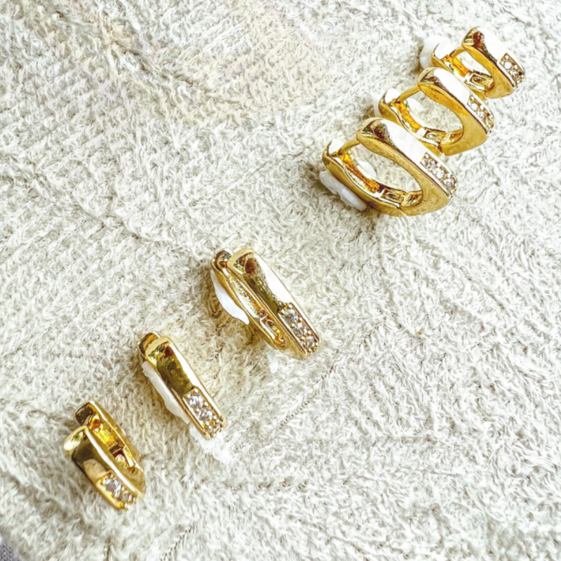 Trio quadradinhos cravejado com zircônias, banhado no Ouro 18k