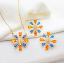 Conjunto Floral Banhado a Ouro com Pedras Laranja e Azuis