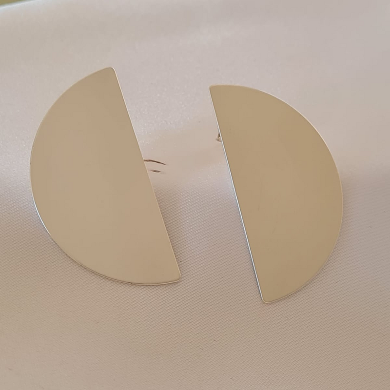 Brinco minimalista Meia-Lua Banhado em Prata
